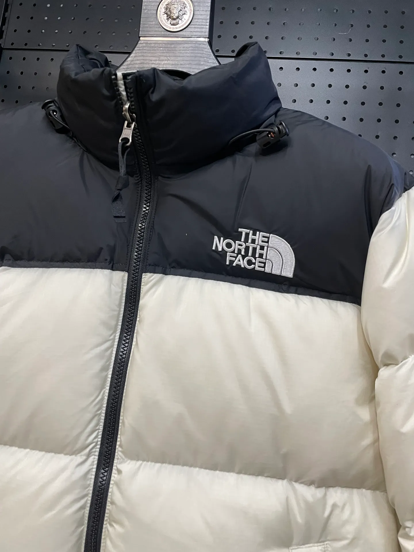 White 【The North Face 1996Nuptse 1996/Classic / / 】 ： The North Face" 、 。 The North Face" 。 The North Face。 。 , 。 The North Face" , Yosemite Half Dome, 。 + ： ✅ ：RDS Quality 700 / 280g ✅ ： ✅ ：YKK ISO 9000Quality ZP ✅ ：340TPremium ✅ ： ， ， Lightweight 。 ： ： DWR (DWR ） ～ ： 700 （RDS ) 1990 ， ， ， ， Lightweight 。